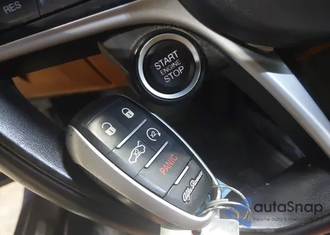 2017 Alfa Romeo Giulia Awd из США, поврежденный, VIN ZARFAEDN2H7552361